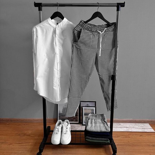 Класичний костюм комплект чоловічий сорочка біла та штани сірі в клітку дрібну розмір S 433443-3 фото
