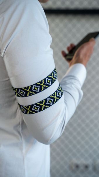 Мужская рубашка классическая с орнаментом приталенная с длинным рукавом белая с сине-желтым орнаментом. mk366-2 фото