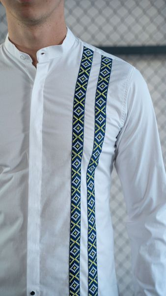 Сорочка чоловіча класична з орнаментом приталена з довгим рукавом біла з синьо-жовтим орнаментом mk366-2 фото